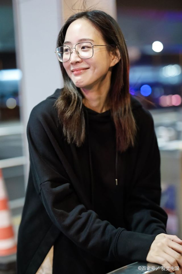 张钧甯机场素颜长发,笑对镜头超可爱